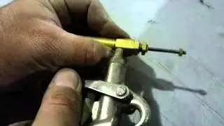 piston neumatico de 10cm de largo total, con recorrido de 1 cm