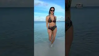 😎 WEEKEND VIBES 💥 #sunnyleone in a #bikini #beach #shorts