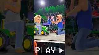 Megan Moroney PRANKS Kenny Chesney on Stage 🤣🤠💯 #shorts #kennychesney #countrymusic