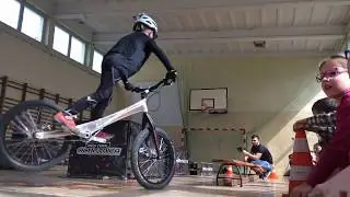 Mikołaj Woźniak Trial - pokaz w szkole - Łapanów - trial bike show
