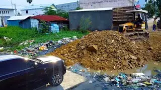 Old Dozer MISUBISHI Pour Soil Delete Pond Garbage Complete 100% Connect Road with dump truck 6-wheel