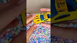 Найдите желтую машинку в красочном мяче #охотазаигрушками #охотанаигрушки