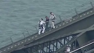 Man illegally climbs Sydney Harbour Bridge, stopping traffic