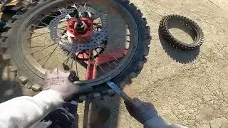 🔧POV MOTOCROSS TIRE CHANGE! Valerio ha bucato di nuovo🤬 SOSTITUZIONE GOMMA E CAMERA D’ARIA!🛞🛴