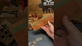 Wallet &ldquo;Bifold Rift 2.1&rdquo;💵💳&ldquo;Pueblo&rdquo; veg tan leather Cognac + Bottiglia colors🍾