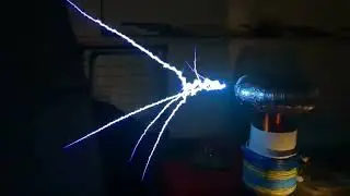 3kVA vacuum tube Tesla coil. Long run with close-up of streamers)