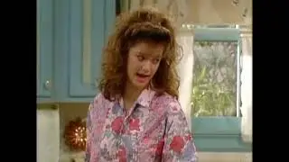 #ALF makes puppet voice to scare Lynn!  #Shorts Alf alf lynn