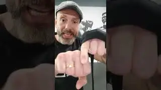Como vendar las manos en el boxeo. Amateur en etapa de entrenamiento.