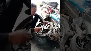 Solusinya teman teman as rodanya macet sudah dikasih minyak angin tetep g lepas