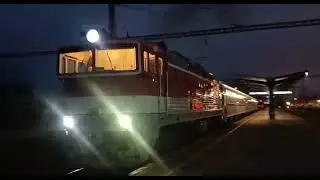 Vlak Okuliarnik prech&aacute;dza cez stanicu Bansk&aacute; Bystrica zo smeru Zvolen do Vr&uacute;tok o 16:35 - 16:37.
