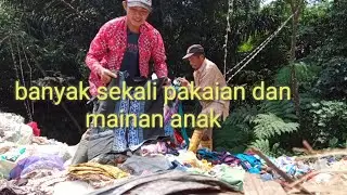 nemu banyak pakaian dan mainan