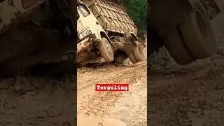 perjuangan sopir truk oleng terguling #shorts