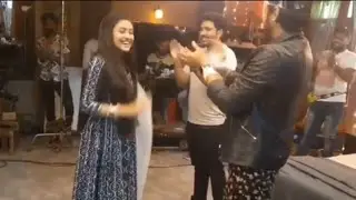 thoda sa hi to late huyi thi 😂 achal sahu being late on set 😂 parineeti latest offscreen masti