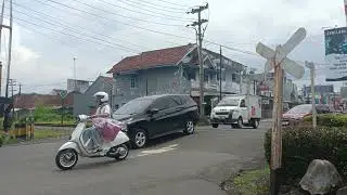 KA Malabar Ekspress Siang melintas di JPL 351A Tasikmalaya ......