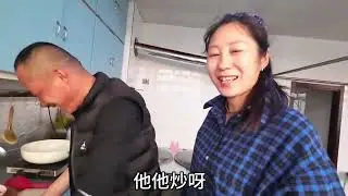 娘仨在园子里扣棚子，把秧苗移进去，再种点小青菜，等待蔬菜丰收