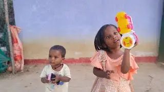 Ye dono apne toy flex kar rhe 😃