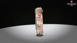 Складаний ніж Victorinox CLASSIC SD ARMY Піксель піс. з черв. 0.6223.7.W3945pw (Vx06223.7_W3945pw)