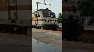 22387- Howrah Dhanbad Black Diamond Super Fast Express crossing 115 kmph.#shortvideo #indianrailways
