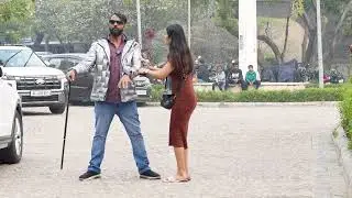 अंधों को तो छोड़ दो यार