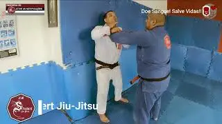 Defesa Pessoal Estrangulamento contra a parede - Schubert Jiu-Jitsu Gracie System