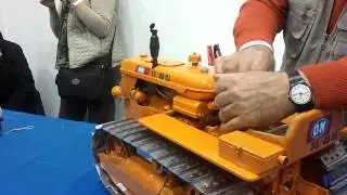 Modello di trattore OM 35/40 CL cingolato funzionante.