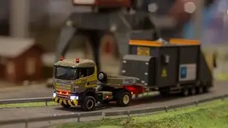 Verladearbeiten im Güterbahnhof auf einen Dornbierer Schwertransporter, RC 1:87