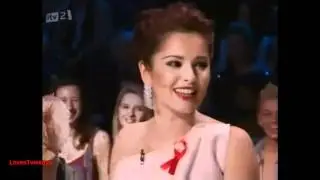 [HD] X Factor 2010 - Coleen Rooney texting Cheryl Cole and Simon Cowell.