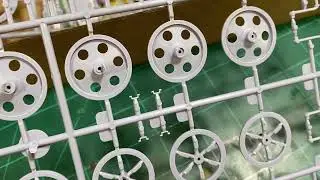 Box review of the Freedom model kits 1/16 Kettenkrad