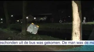110324 Auto te water te Benschop