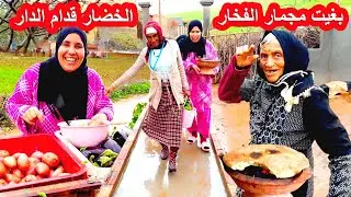الشتاء هرب منها الخضار ، و تستر في باب الدار ، و جمعة و الدريسية طالبين مجمار الفخار