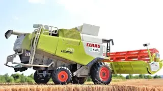 1:32 scale Claas Lexion 770 model from Siku