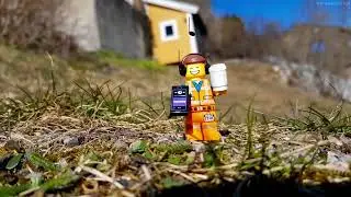 Emmet is listening to music (4K)