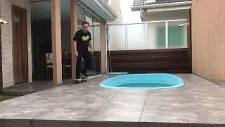 Rodil Jr &ldquo;Ferrugem&rdquo; - Brincando em casa... Quase foi para a piscina o skate...