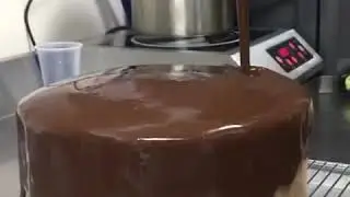 Ba&ntilde;ar torta de chocolate  Pasteler&iacute;a Walter Torres..👍😋