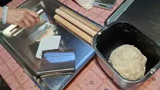 20260104 大聚會02&mdash;113225麵團攪完取出，開始刀切麵