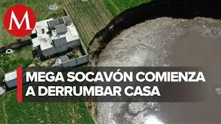 Crece mega socavón en Puebla; comienza a derrumbar casa