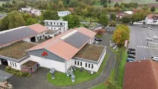 99 kWp Photovoltaikanlage bei M&ouml;ller Bedachung &ndash; Gewerbeanlage mit Tesla Wallboxen