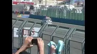 Fernando Alonso celebra con la grada