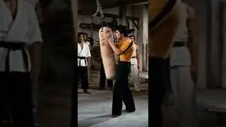 Bruce Lee demonstrates how to kick a sandbag.#kungfu #brucelee
