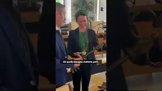 La neoeletta sindaca di Merano, Katharina Zeller, si toglie la fascia tricolore