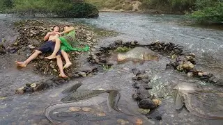 Survival Skills - Build Fish Trap Use Stone Catch Fish - LIVING OFF GRID FISHING