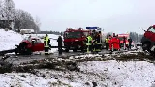 Auto kracht in Laster: Frau stirbt bei Unfall