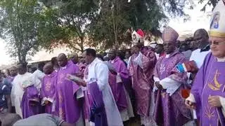 How Catholic priest joined hands to lay one of their own to rest 🙏