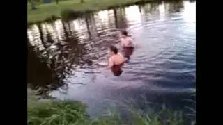 2 idiooten springen in water voor geld