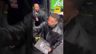Drake signs a fan vinyl from his 'Scorpion' album at Raptors-Warriors game 🎥