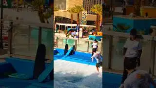 Ник Нгуен на аттракционе FlowRider в Planet Hollywood Resort Casino Las Vegas, 2025 год.
