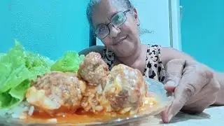 MUKBANG#COMENDO ALMONDEGAS RECHEADAS CO. SALADA DE ALFACE