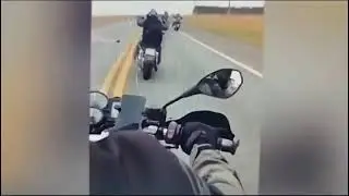 Piloto faz manobra arriscada para ultrapassar grupo gigante de motociclistas em rodovia de Goi&aacute;s
