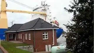 BBC Amazon IMO 9303302 dreht und f&auml;hrt von Binnen in die Gro&szlig;e Seeschleuse Emden ein