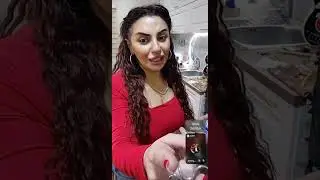Müjgan evinə gələn ustaya kömək edir😀Aha diyəsən torbada pişik var😂